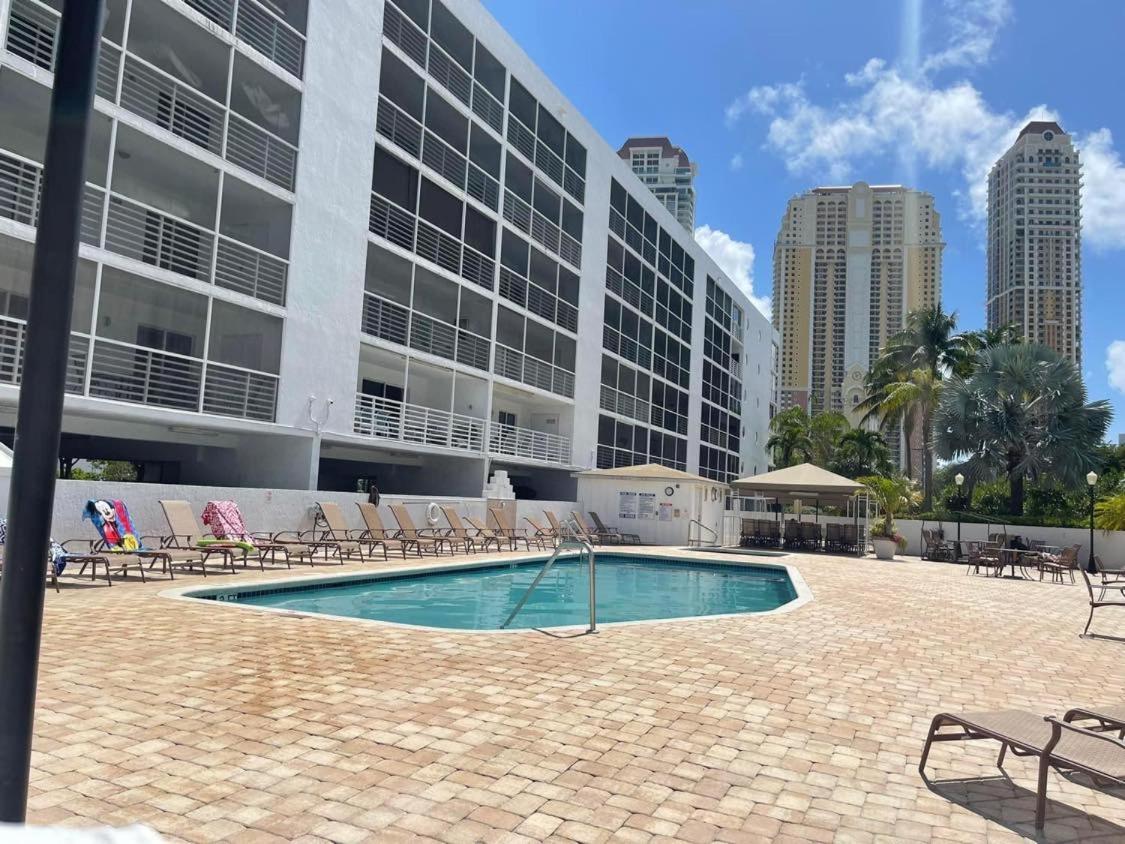 Le Frontenac Villa Sunny Isles Beach Esterno foto